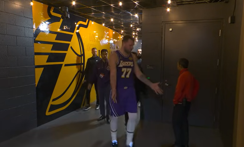 Дончиќ се повреди, а потоа гневен шутираше во рекламните паноа (Видео)