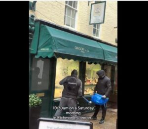 (ВИДЕО) Вирална снимка од Лондон: Крадци ограбија златарница сред бел ден