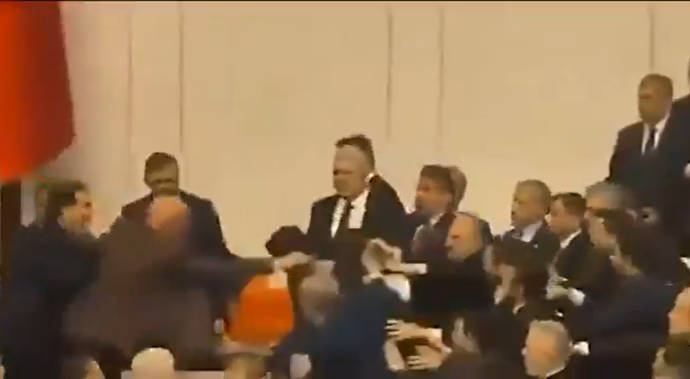 (ВИДЕО) Се тепаа пратеници во турскиот Парламент, на пратеник наводно му е скршен носот