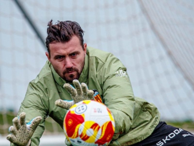 Димитриевски стартер за Валенсија против тимот кој долго се бореше за неговиот потпис