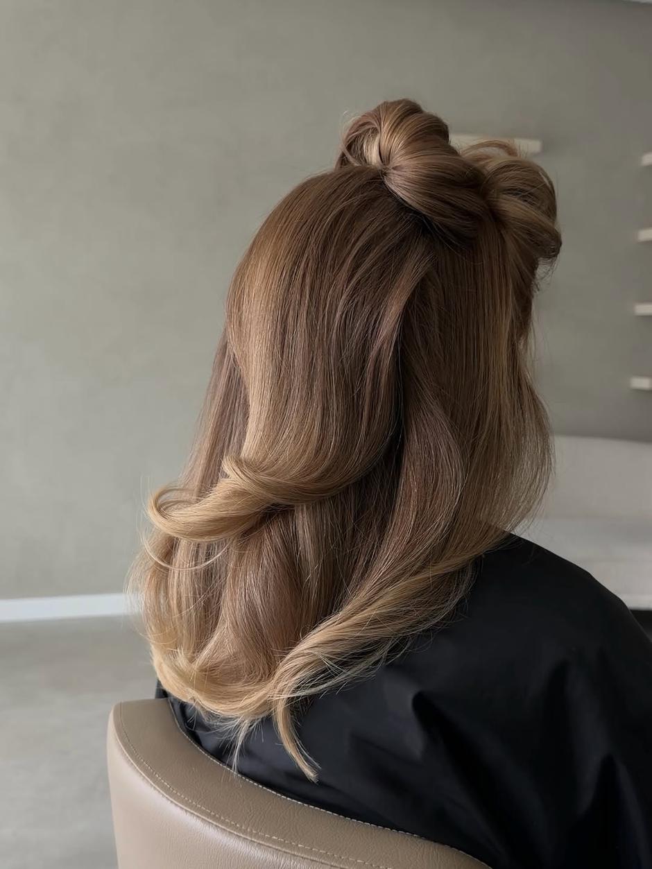 Новата луксузна нијанса на руса коса е бојата на кафеав путер. Топла и без големи контрасти, лесна е за одржување.