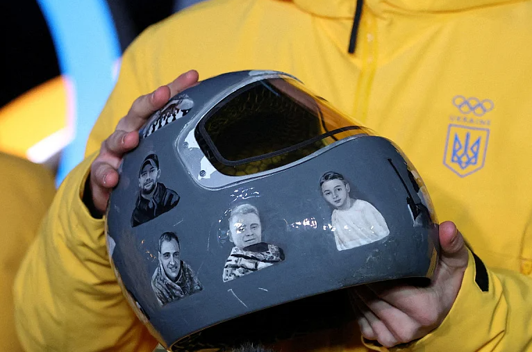 Украинецот поради кацигата со ликовите на загинати Украинци во војната со Русија, не смее да се натпреварува на Зимските олимписки игри