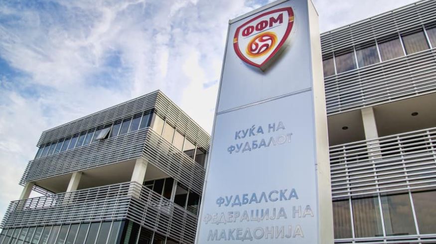 Поради националистичко скандирање на навивачите, ФФМ го казни Вардар!