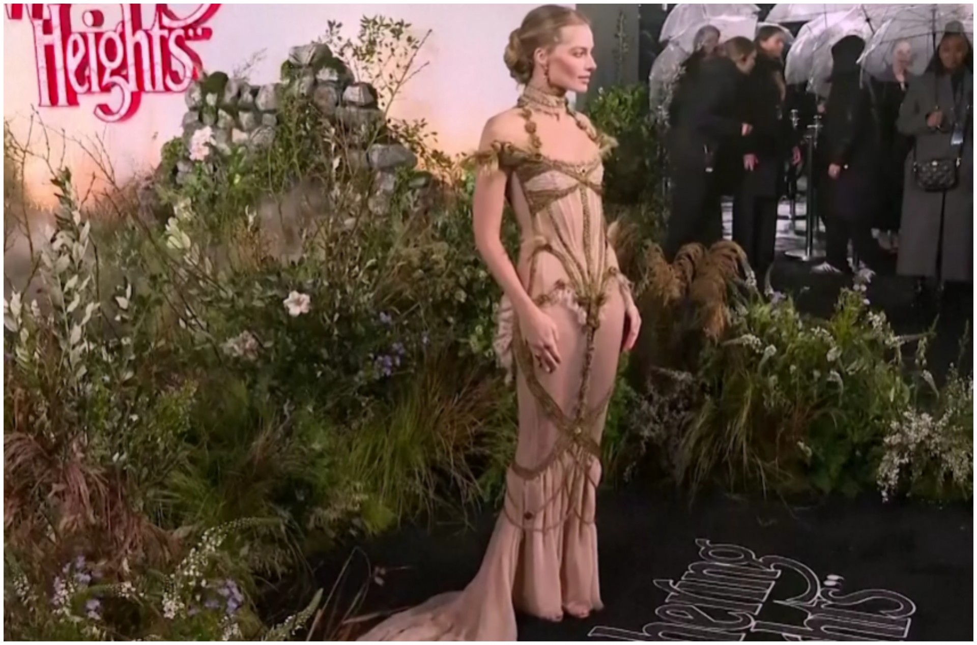 Носеше фустан од материјал за кој никогаш не би помислиле дека може да се искористи – Марго Роби блесна на црвениот тепих