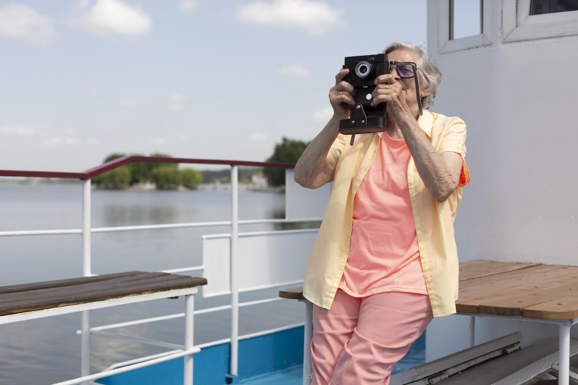 „Долговите ме прогонуваа“: Храбра жена на 60 години го продаде домот и замина да работи на брод