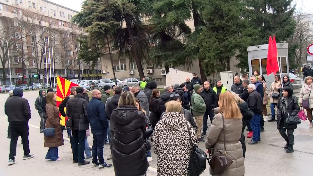 Пратениците барем пред камера пешки во Собрание, за дел од власта блокадата била атак врз пратениците