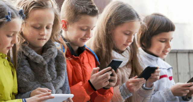 Уште една европска држава најавува забрана на социјални мрежи за деца