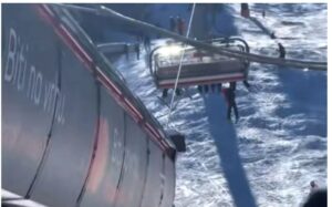 (ВИДЕО) Дете висеше од ски-лифт на Јахорина, скијачите се обидуваа да го фатат