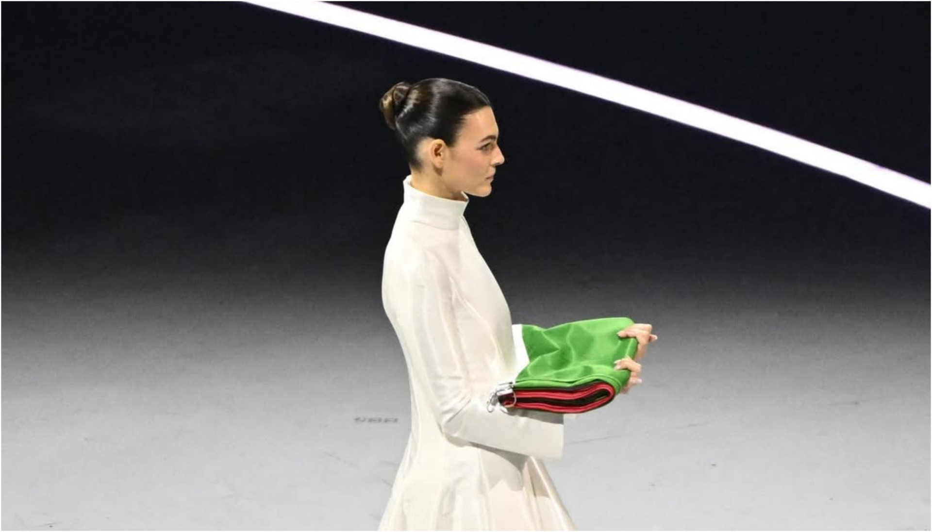 Убавицата, девојка на Леонардо ди Каприо, го „фрли“ Милано на колена: Ги засени сите на Олимписките игри