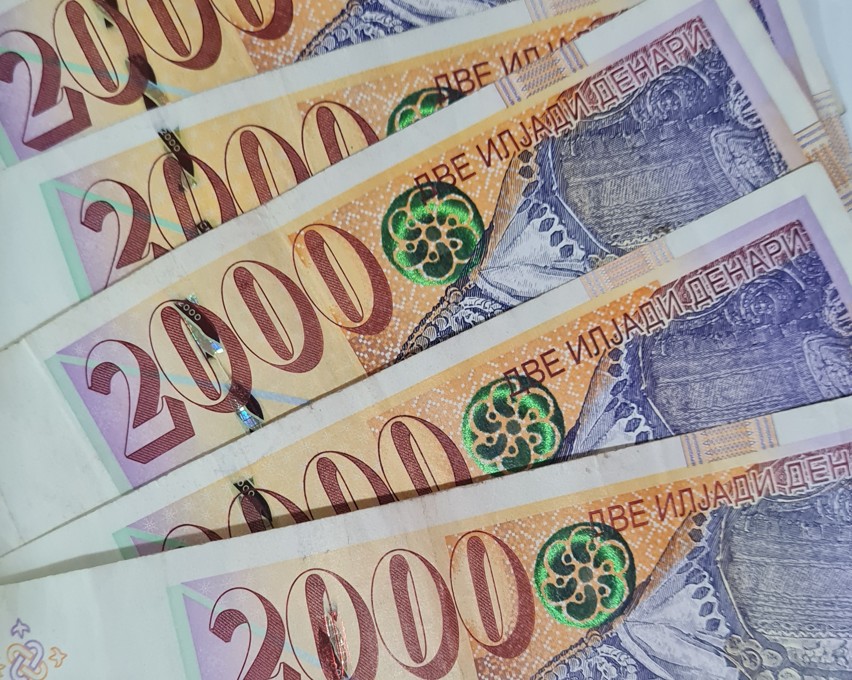 ПРАТЕНИЦИ ПРЕДЛАГААТ НАМАЛУВАЊЕ НА ПЛАТИТЕ ЗА 200 ЕВРА НА ПРАТЕНИЦИ, МИНИСТРИ, ОБВИНИТЕЛИ, ГРАДОНАЧАЛНИЦИ