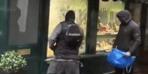 Дрска кражба во елитен дел од Лондон: Со чекан го скршија стаклото и за помалку од минута го собраа накитот