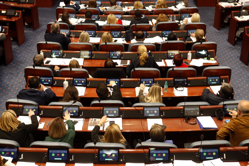 Mитрески во Собрание пресметуваше дека со минималната плата може да се јаде само ѓеврек и јогурт, Ристески-Пеката му дофрли: „а бурек и маслинки?”