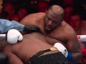 Боксер е хит на социјалните мрежи: Сред борба му падна периката (ВИДЕО)