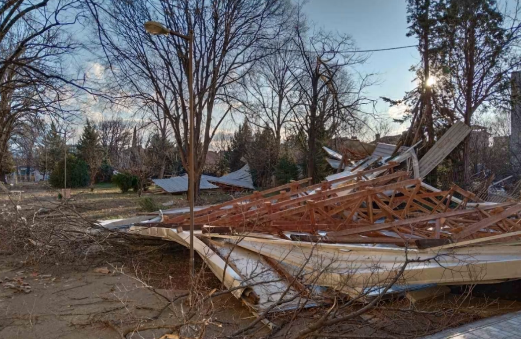 Дрвја врз автомобили, оштетени покриви и паднати столбови поради силниот ветер низ земјава
