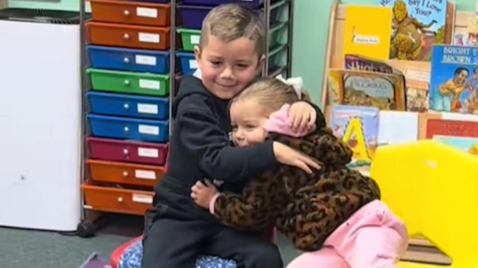 Момче (4) ја однесе својата сестра (2) во градинка, причината ќе ве распалаче: Никој не е рамнодушен кон ваков вид љубов