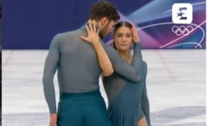 (ВИДЕО) Во Милано – Лизгачите Гијом Сизерон и Лоренс Фурние Бодри го освоија олимпиското злато: Макрон бил, исто така, воодушевен од настапот