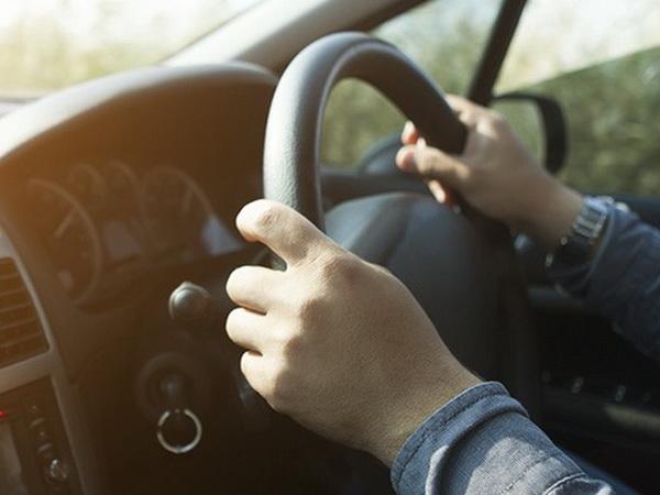 Приведен 33-годишник во Центар, бил во возило со две малолетнички