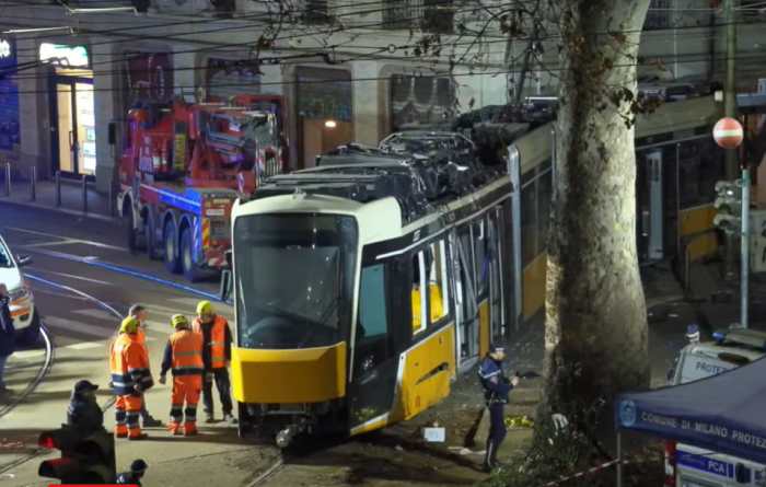 (ВИДЕО) Трамвај излета од шините и удри во зграда во Милано: Загина пешак, речиси 40 повредени