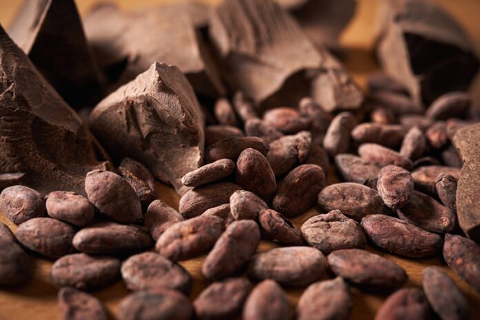 Цените на какаото паѓаат по рекордните максимуми