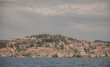 Променливо облачно со повремени врнежи од дожд