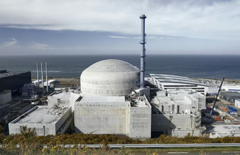 Франција им се враќа на нуклеарните реактори