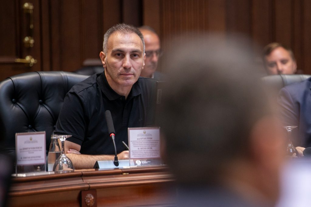 По реакциите за Груби, Здружението на обвинители бара политичарите да се воздржат од реторика што ја нарушува самостојноста на одлучувањето