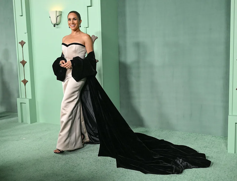 РЕТКОТО ПОЈАВУВАЊЕ НА МЕГАН МАРКЛ НА ЦРВЕНИОТ ТЕПИХ: Долго време не била толку гламурозна (ФОТО)