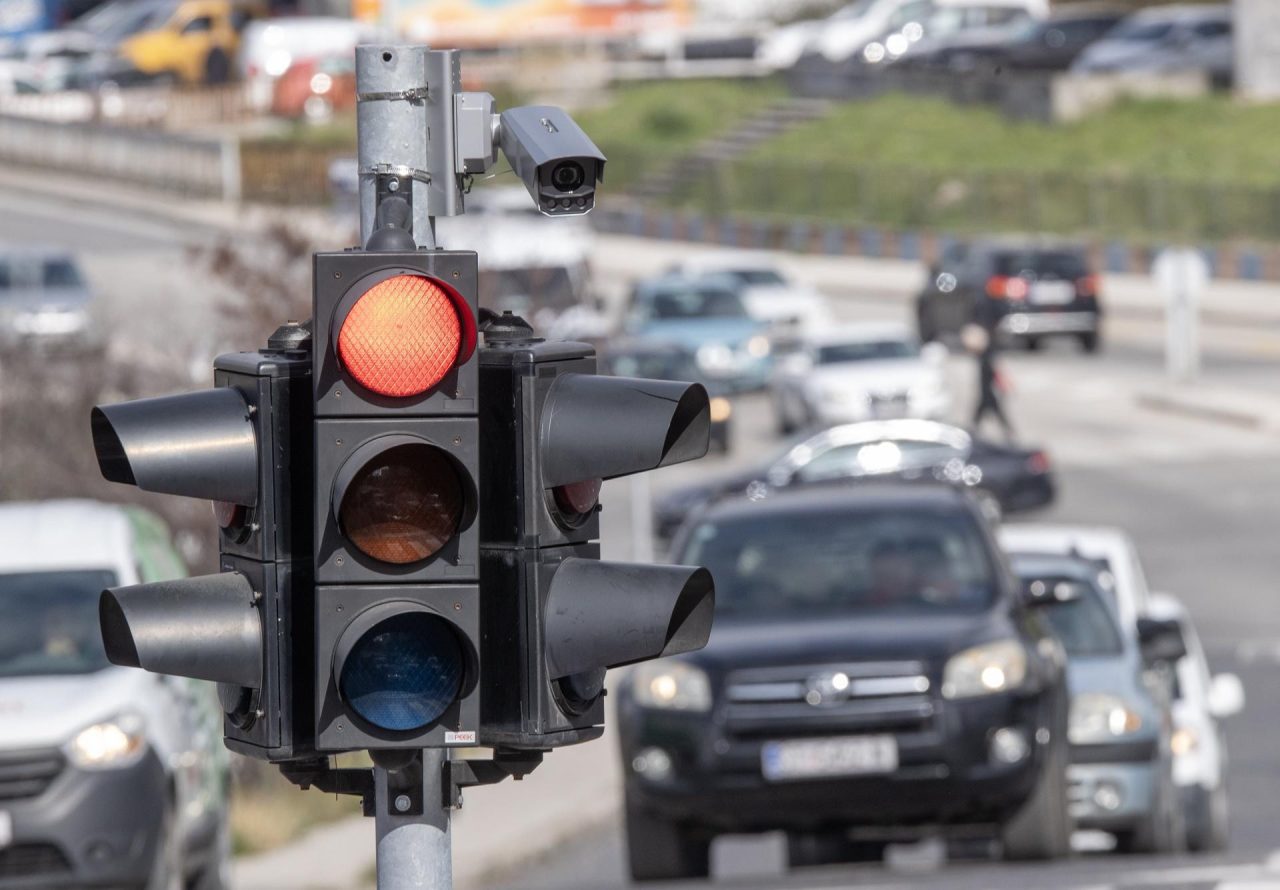 Како да ги разликувате семафорските камери од оние што казнуваат возачи