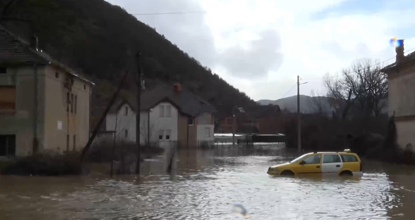Над 200 евакуирани во Кичево поради поплава