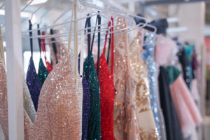 (Видео) Голите фустани не се за секого: Инфлуенсерка проба неколку модели, па стана вирална