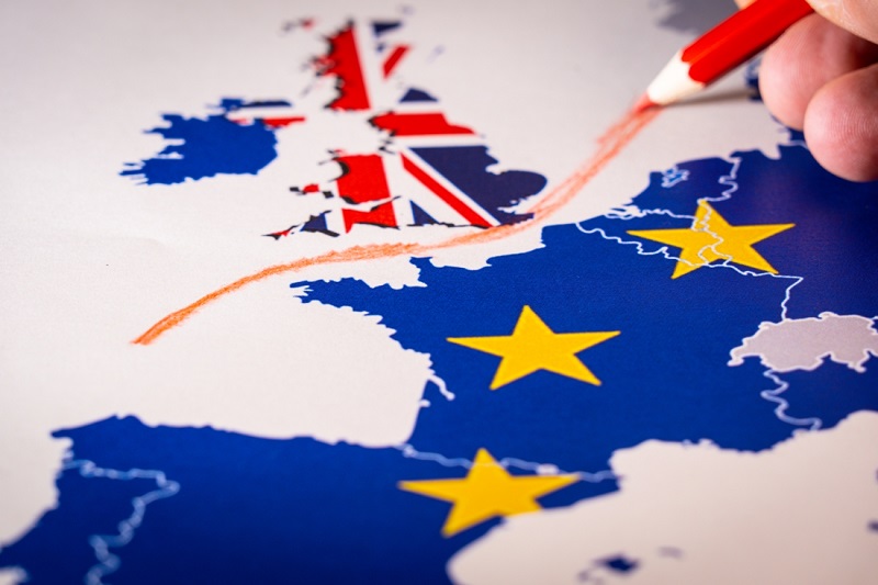 Велика Британија од денеска ќе бара патни дозволи од 85 земј