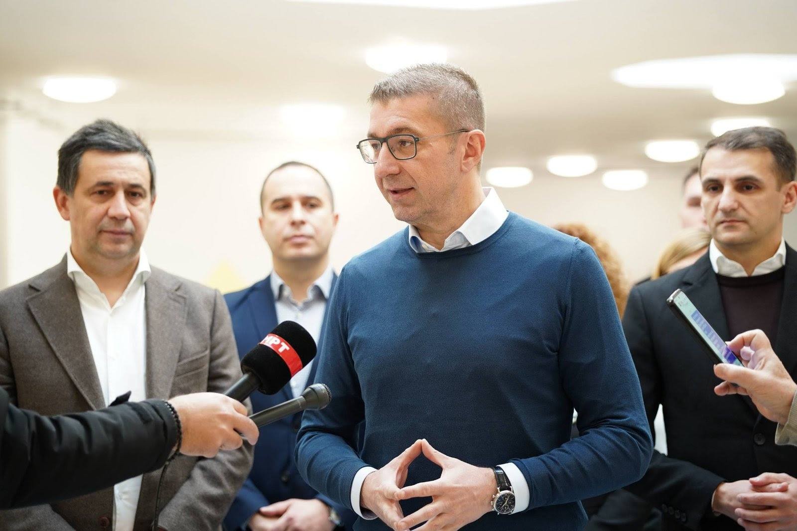 „ПАК ЌЕ ТРЕБА ДА СЕ ИЗВИНУВААТ“: Мицкоски се налути на СДСМ - „Повторно го мешаат моето семејство“