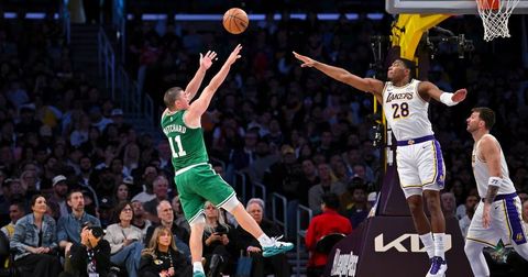 Историја за Леброн, шлаканица за Лејкерси во дербито со Бостон