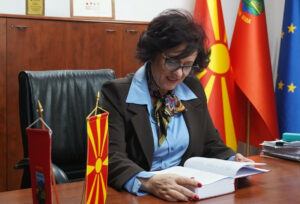 ​Градоначалничката Стаменкоска Трајкоска го доби првиот македонски етимолошки речник од авторот Цветановски