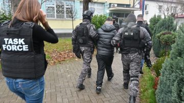 Полицијата во Скопје лиши од слобода три лица, одземени дрога и оружје