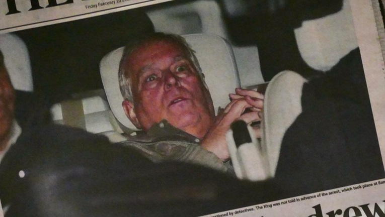 Апсењето ќе се памети по оваа фотографија на шокираниот Ендрју