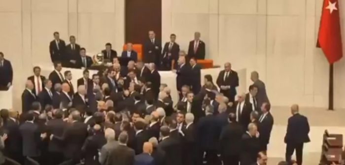 Физичка пресметка помеѓу пратениците во парламентот на Турција