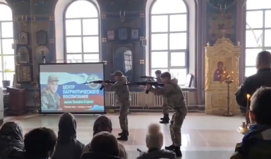 (Видео) Се шири снимка од Русија: Униформирани тинејџери во црква со автоматски пушки