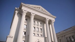 Таксист од Скопје побарал мобилен телефон од 26-годишник па му го украл и телефонот и чантата