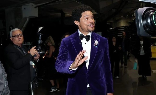 ТРАМП СЕ ЗАКАНИ ДЕКА ЌЕ ГО ТУЖИ КОМИЧАРОТ ТРЕВОР НОА ПОРАДИ ШЕГА ЗА ЕПСТИН НА ГРЕМИ НАГРАДИТЕ