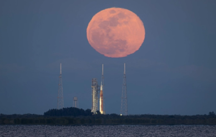 Зошто сите сакаат на Месечината и кој води во новата вселенска трка