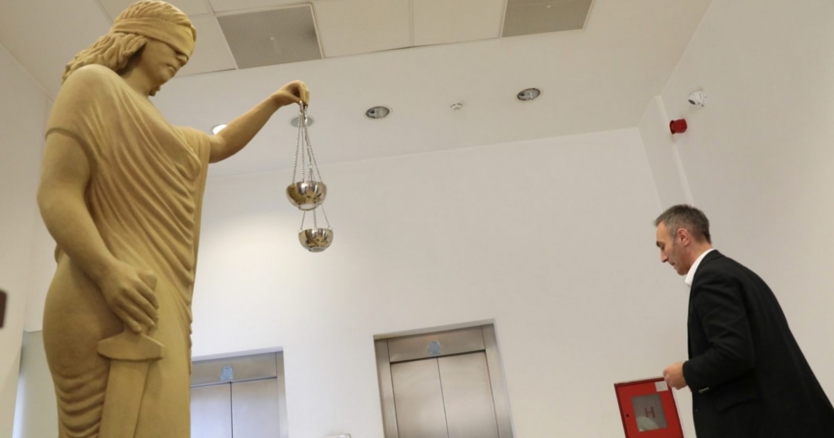 Артан Груби дома, обични граѓани во ќелија – двојни стандарди во правдата?