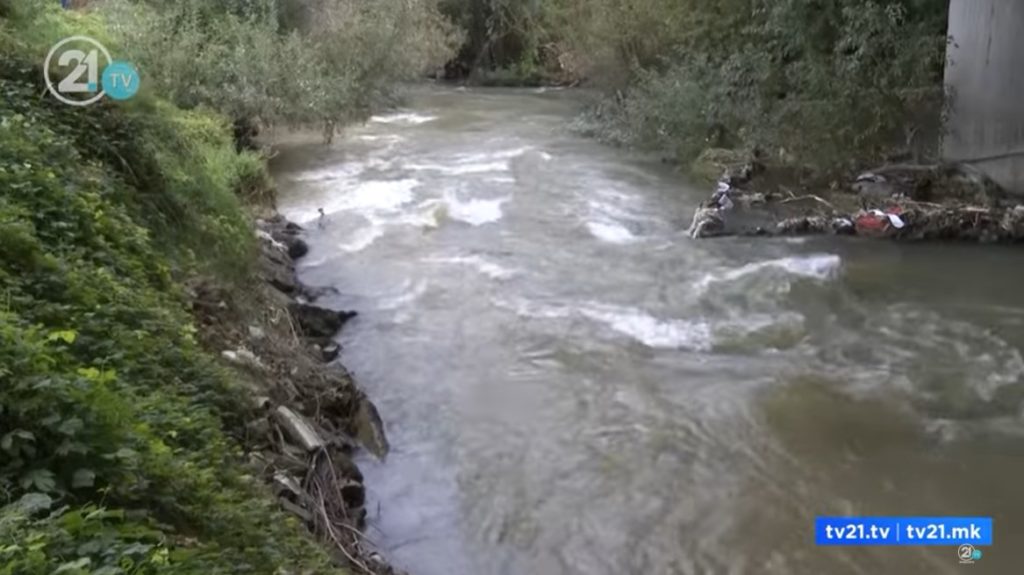 Се излеа реката Вардар кај Форино, воведена забрана за сообраќај на регионалниот пат кон Гостивар