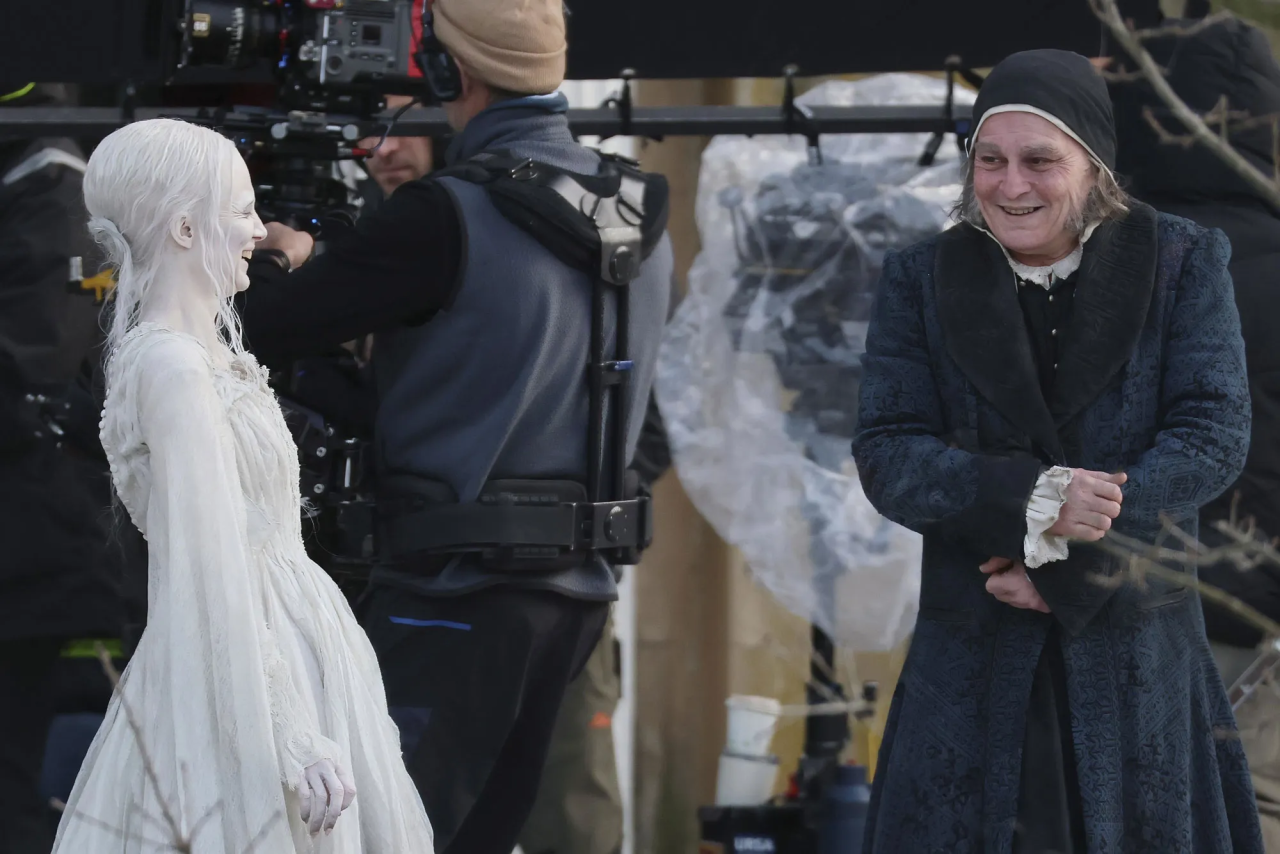 Џони, што направи од себе!? Дури ни неговата мајка не би го препознала – сите се збунети!