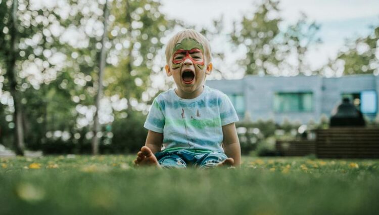 ПРАКТИЧНИ НАСОКИ ЗА РОДИТЕЛИ: 5 чекори што се важни за децата да научат да ги регулираат своите емоции