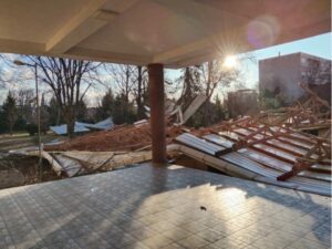 Силниот ветер однесе лимена конструкција покрив на училиште во Гевгелија