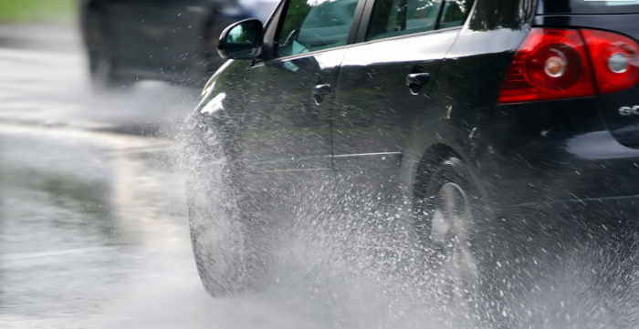 Сообраќајот во зимски услови по влажни коловози