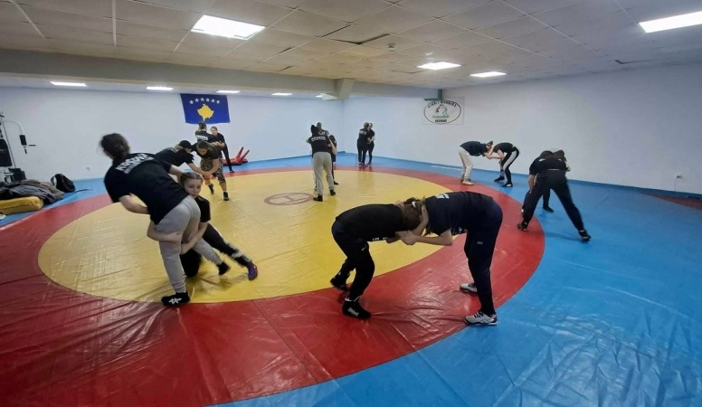 Членови на женската репрезентација во борење на подготовки во Косово и во Молдавија