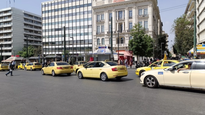 Тридневен штрајк на таксистите во Атина