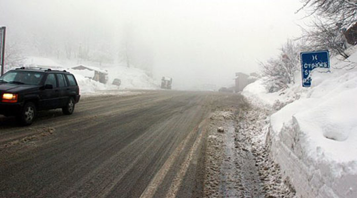 Сообраќајот во зимски услови по влажни коловози, останува забраната за камиони и автобуси на патот Шипковица-Попова Шапка